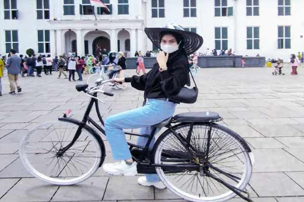 2. Bermain Sepeda Mengelilingi Kota