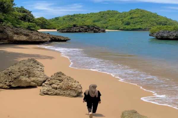 23 Tempat Wisata Pantai di Malang Terbaru