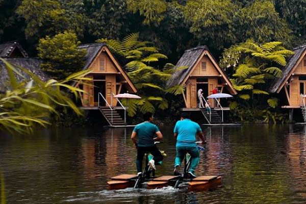 Bersepeda di Dusun Bambu Lembang