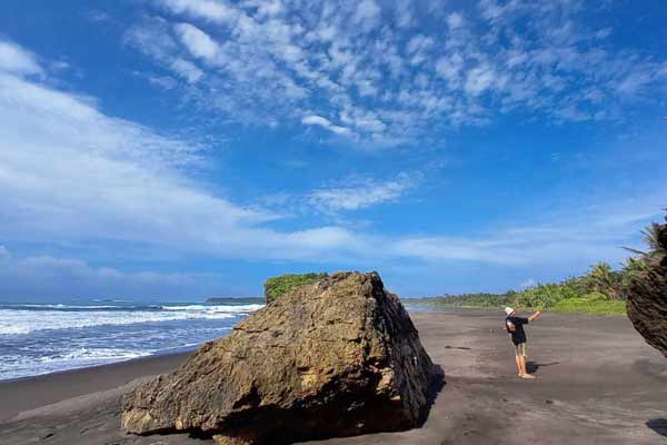 Jam Buka Pantai Legok Jawa