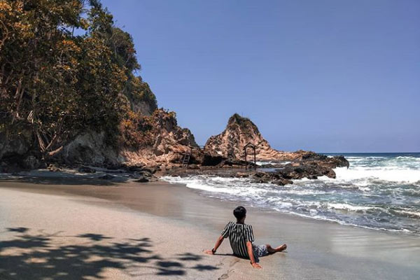 Pantai Karang Nini - Harga Tiket Masuk & Spot Foto Terbaru 2022