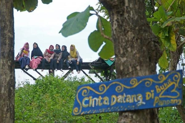 Spot Wisata di Bukit Pandang Ki Santa Mulya
