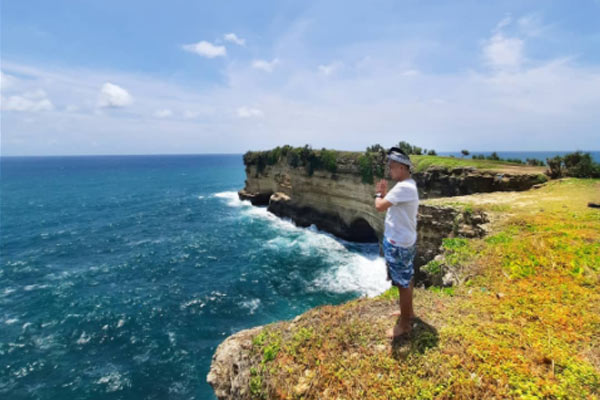 Spot Wisata di Pantai Karang Bolong